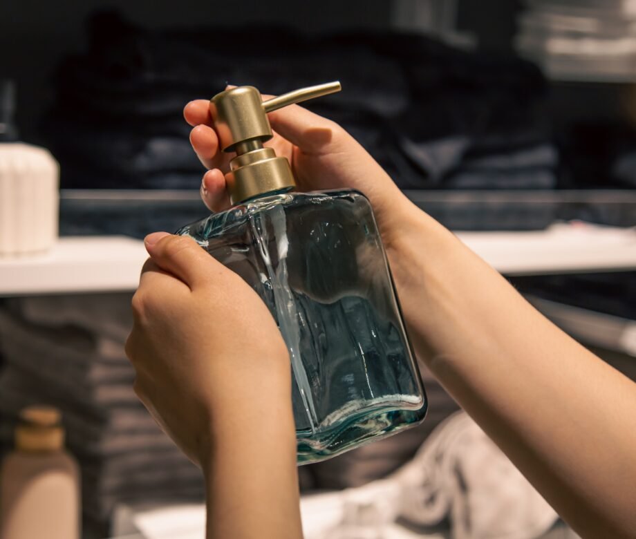 close-up-dispenser-liquid-soap-female-hands-store (1)