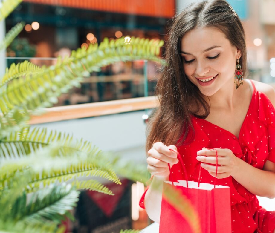 medium-shot-happy-costumer-mall (1)